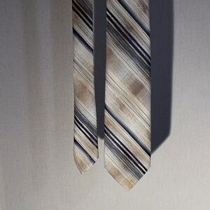 Wembley Striped Tie in Beige and Navy